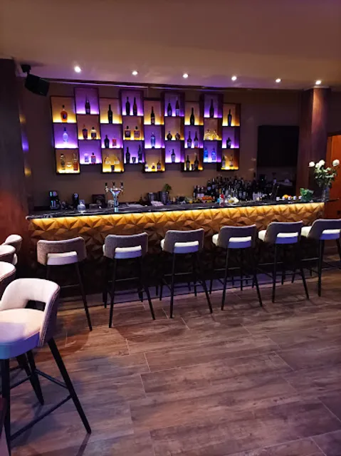 Purple Fox / Kitchen, Bar