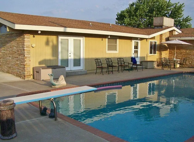 Wakefield Country Inn and Wakefield Winery