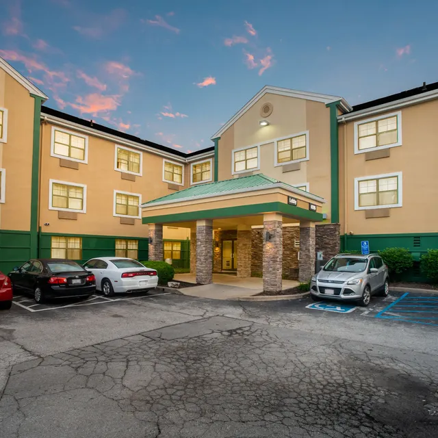 HomeTowne Studios St. Louis - Airport/ N Lindbergh