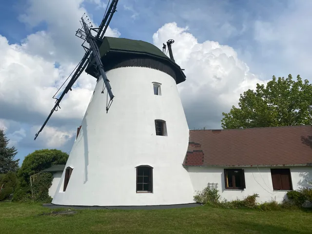 Wiatrak w Ledzinie. Ośrodek wczasowy