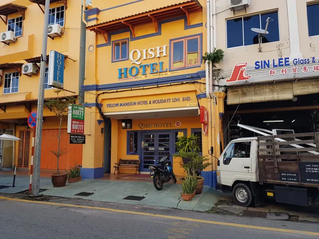 Qish Hotel