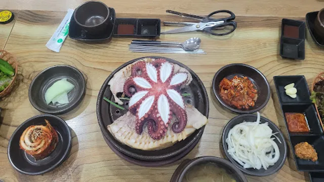 황금해물문어보쌈