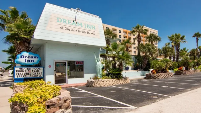 Dream Inn by AmeriVu Daytona Beach Shores- Oceanfront