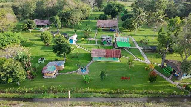 4 Pohon Ecolodge — "Les 4 Arbres" Flores Indonesia