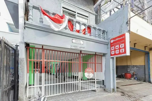 RedDoorz near Mayapada Hospital Surabaya