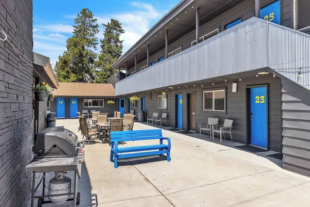 Lazy Duck Inn (Formerly Lazy G Hotel)