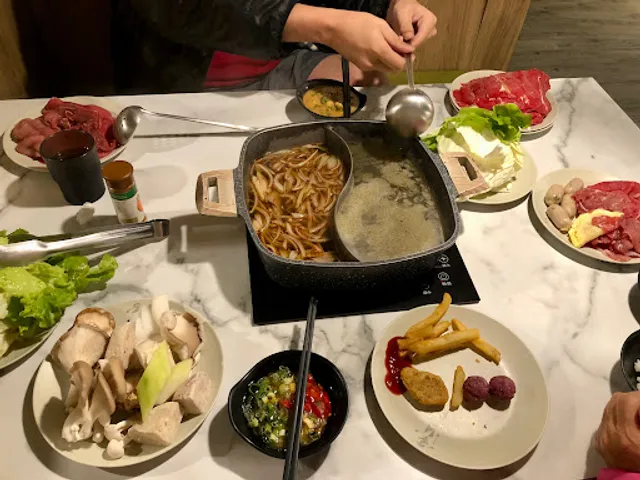 月季。特色鴛鴦火鍋吃到飽(屏東驛站門市)