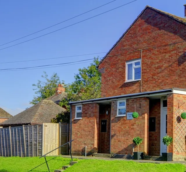 Inspire Holiday Homes - BOOK DIRECT for our Best Prices - 2 bedroom serviced house, Vicarage Lane, Harbury