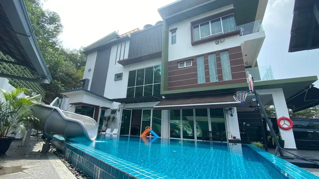 Hibiscus Urban Villa with private pool & water slide (6 bedrooms; 6 Bathrooms) 12 pax