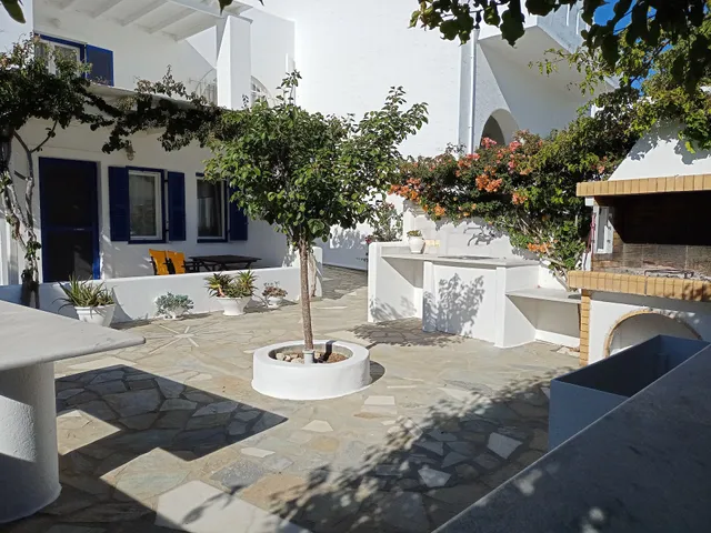 Studios & Apartments Volossirakis