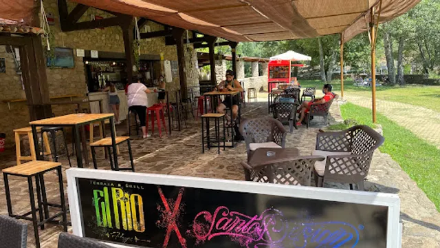 El Rio Terraza & Grill / Piscina Natural de Hoyos