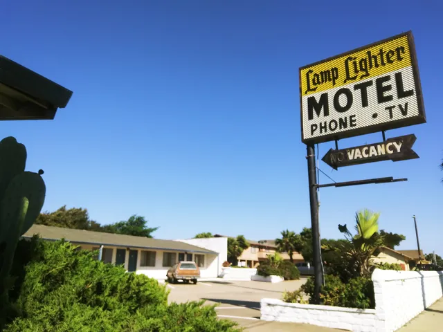 Lamp Lighter Motel