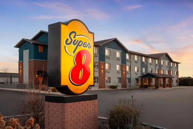 Super 8 by Wyndham Romeoville Bolingbrook