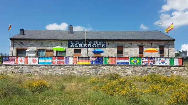 Albergue y restaurante de peregrino Cruz de fierro