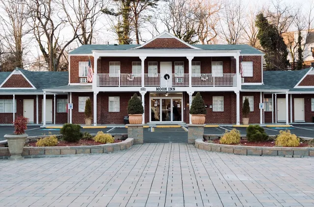 Moon Inn Hotel