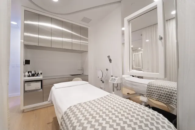 Silver Mirror Facial Bar - Brickell