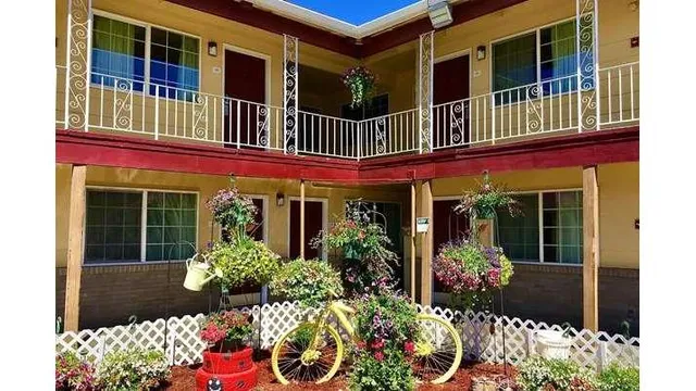 Super 8 by Wyndham Ontario