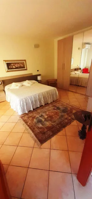 La Via del Mare Affitti brevi,cortile per moto e bici.Stanze matrimoniali per tutti i giorni e le vacanze.Interi Appartamenti