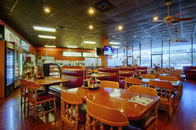 Cindi’s NY Deli & Restaurant