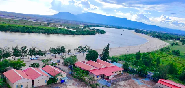 ផ្ទះលំហែឆ្នេរចុងប៉ូច The Last Beach House