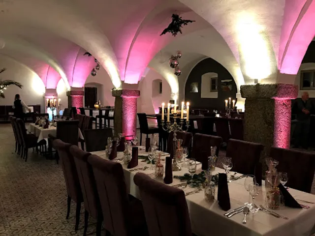 Manor by the Lake - Hotel & Restaurant