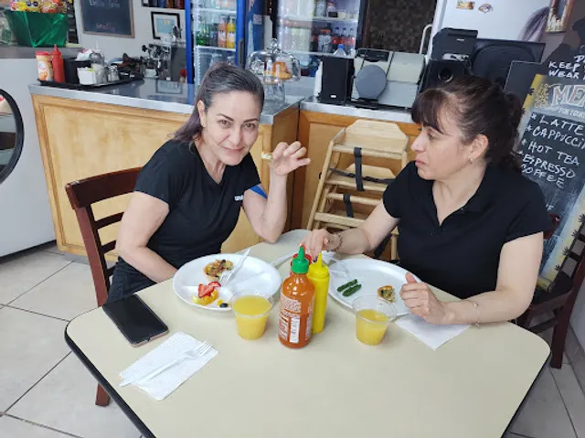 Dennise's Bakery Café