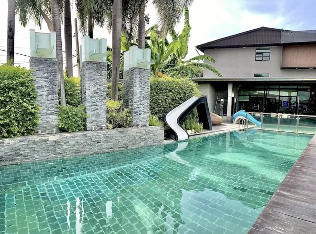 Huern Nana Jomsawan Hotel