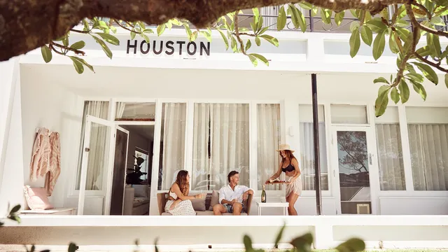 Houston Beachfront Apartments Currumbin - Official