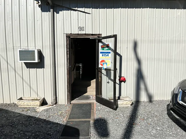 Leigh's Furniture Warehouse