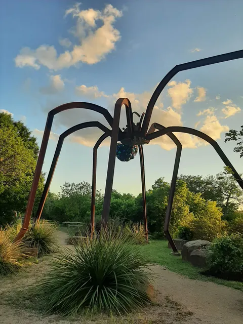 giant spider sculpture