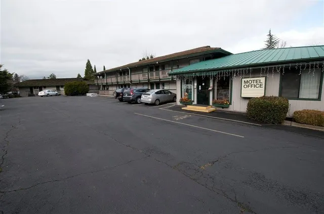 Cedarwood Inn Hotel