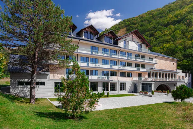 Apricot Aghveran Resort