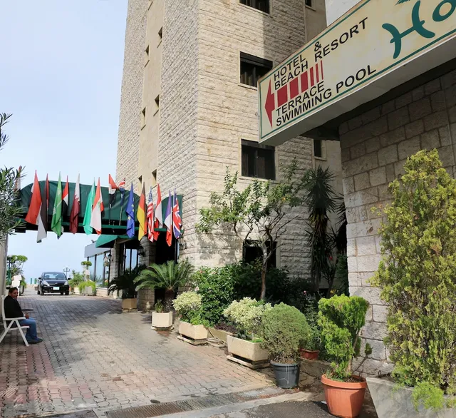 Holiday Suites Hotel & Beach Resort