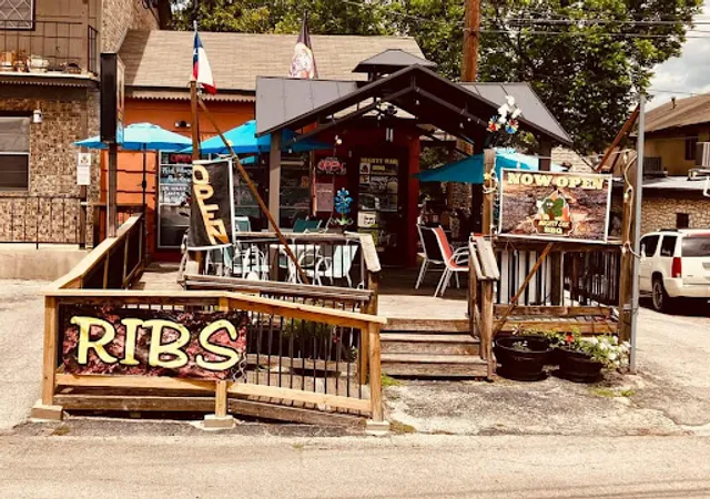 Mighty Oak BBQ (food truck on the patio)