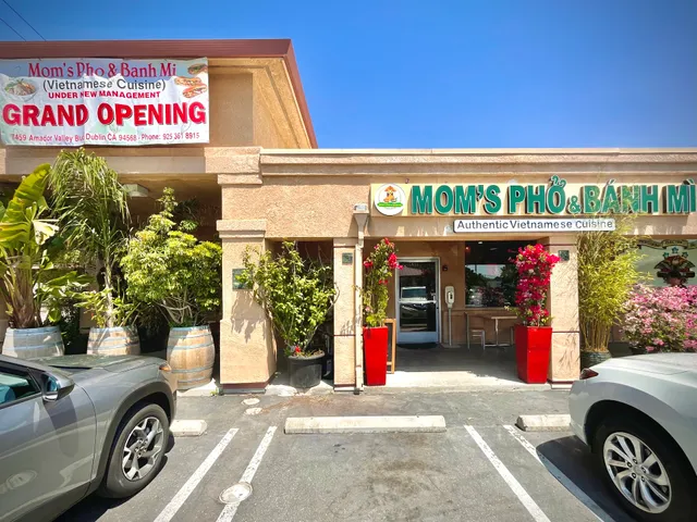 Mom's Pho & Banh Mi