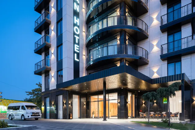 Shamsan Airport Hotel