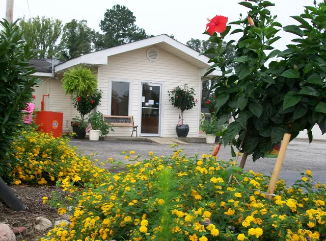 Parsons Inn and Extended Stay Contractor Rates. Construction crew accommodation with parking.