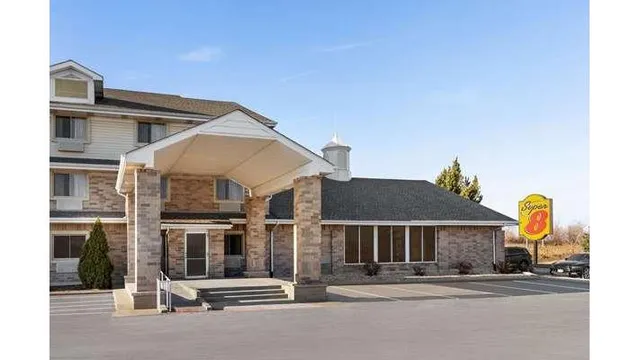 Super 8 by Wyndham Joliet I-55 N/Chicago