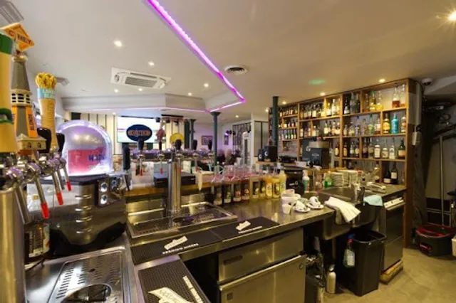 Café De La Halle, Aux 100 Bières