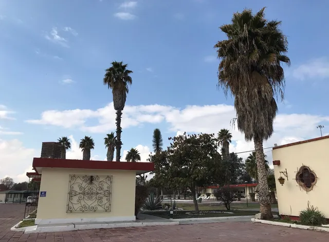 Las Palmas Midway Inn