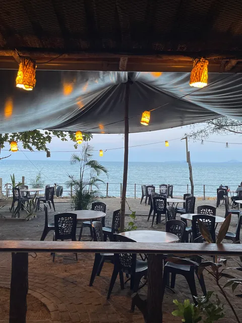 Mama Knows @ Fedelia Beach Garden Cafe