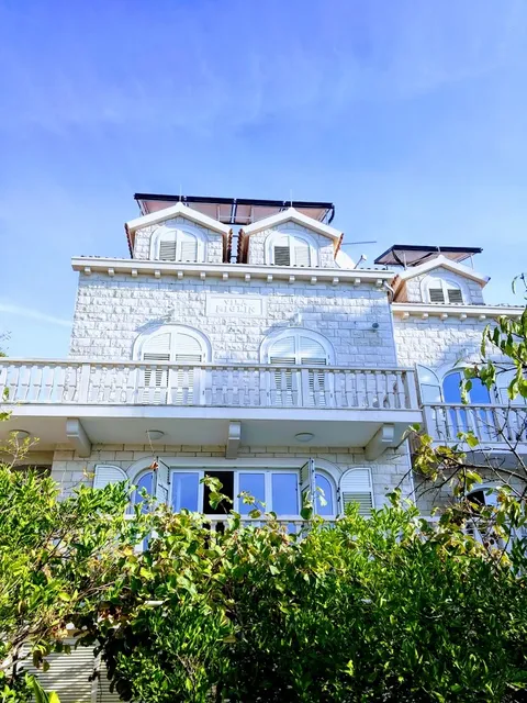 Miolin Beach House - Luxury Seaside Villa