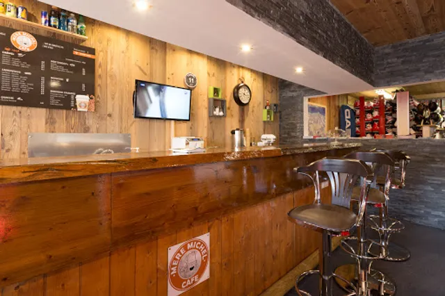 LA MERE MICHEL Crêperie Snack Café Alpe d'Huez