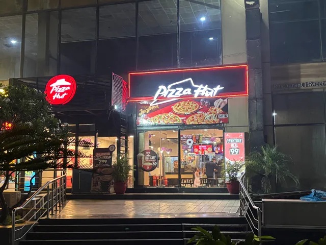 Pizza Hut | D Mall Rohini, Delhi