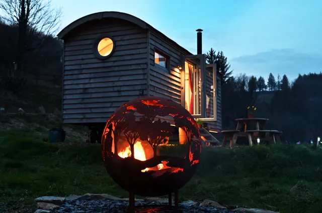 Meidrim Meadows - luxury glamping shepherd's hut
