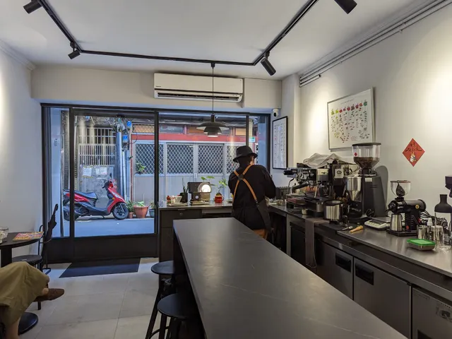 Squeeze Coffee ( Last order is 30 minutes before closing / No socket provided)