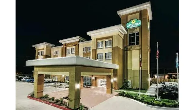 La Quinta Inn & Suites by Wyndham Victoria - South