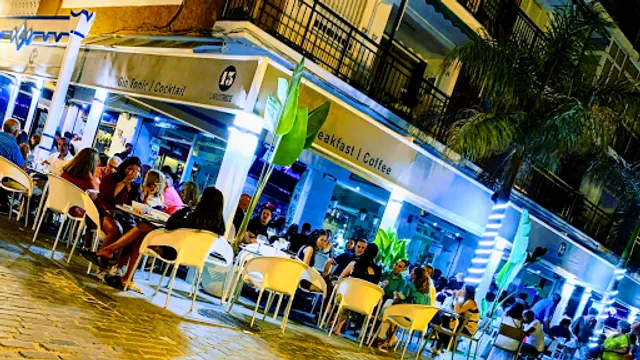 Larios13 - Cafetería Pub Gintonic Cocktails Bar de Copas en Torre del Mar
