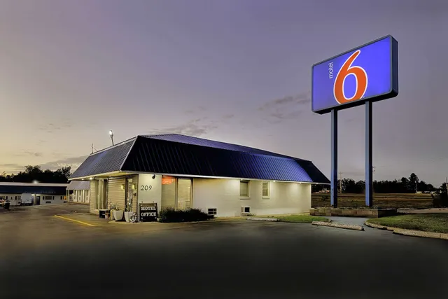 Motel 6 Sullivan