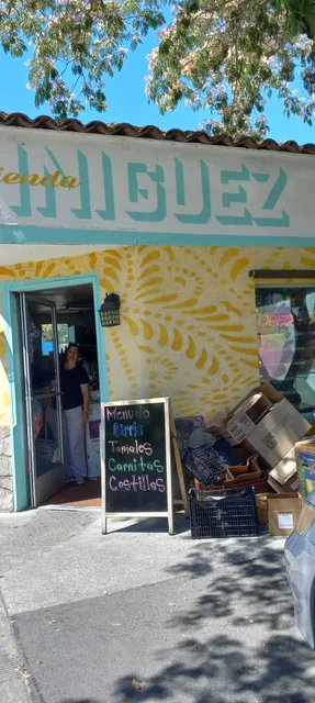 Tienda Y Panaderia Iniguez